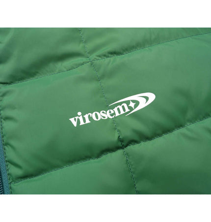 Close-up of the logo on the Color-Block Down Jacket – Loose Fit in bold green color.