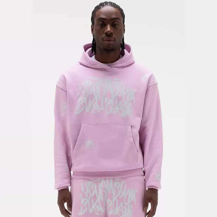 Printed Top and Long Pants – Street Fit model in pink hoodie and coordinated pants, showcasing urban style.