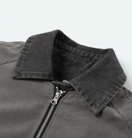 Close-up of the collar and zipper of the Workwear Cotton Jacket - Loose Fit, showcasing its retro style and details.