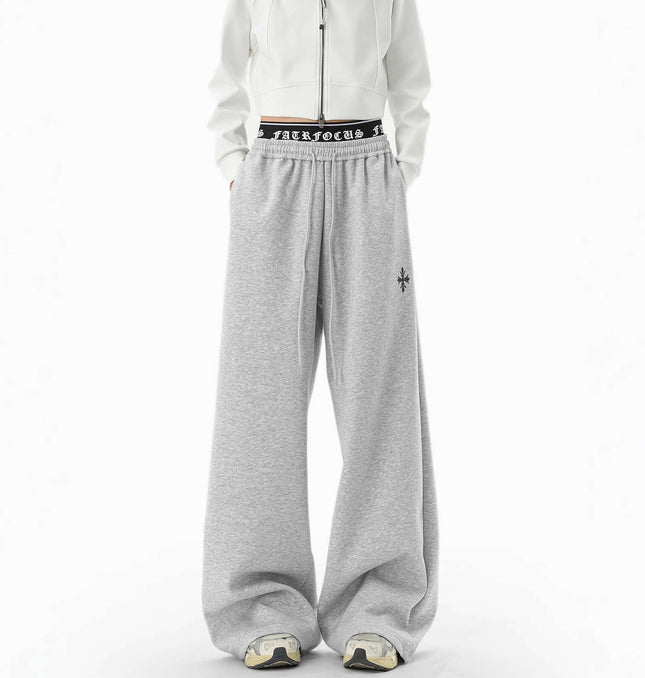 Winter Wide-Leg Pants – Relaxed Fit model wearing gray pants with oversized silhouette and sporty style.