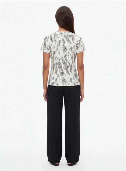 Iconic T-Shirt by Grozavu - Studio Focus (Pos 4)