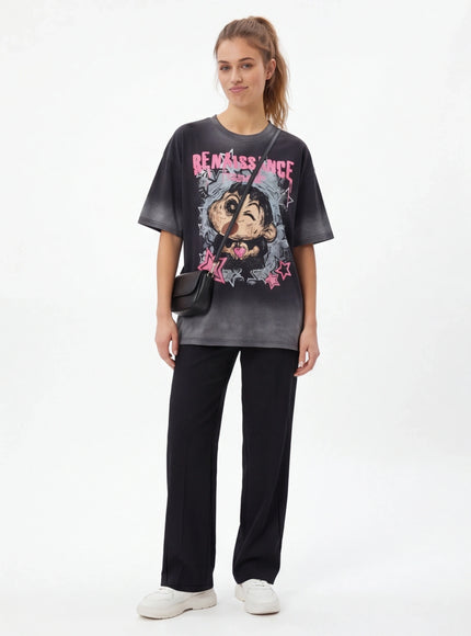 T-Shirt Oversized – con una Texture Fine e Design Architettonico