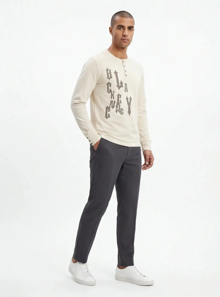 T-Shirt Avant-Garde – en Matériau Durable avec des Détails Raffinés