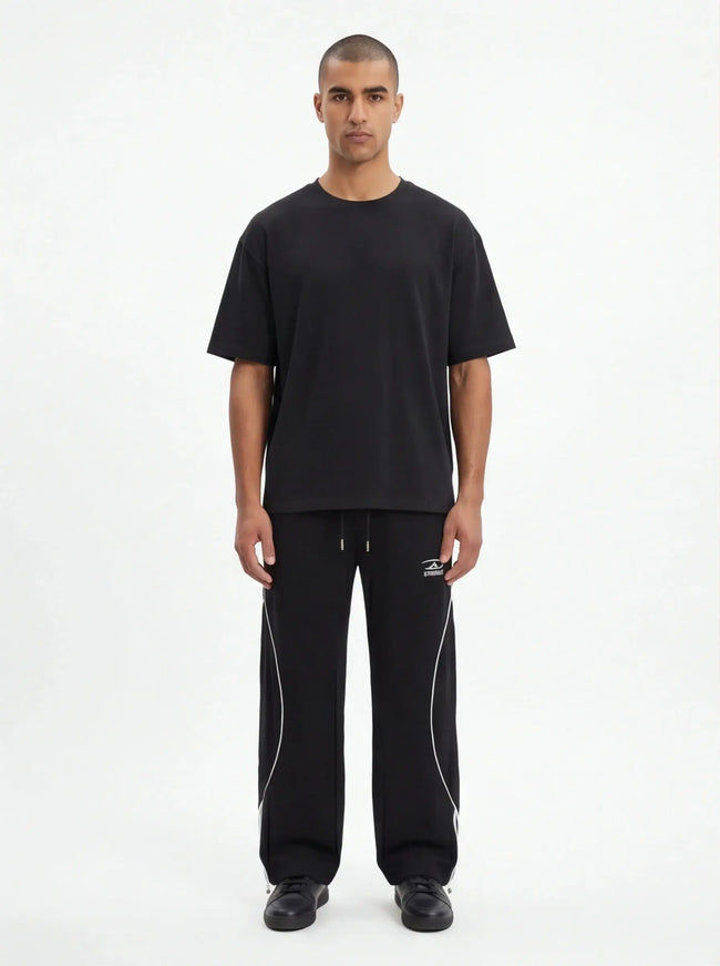 Maßgeschneiderte Hose – mit matter Oberfläche und architektonischem Design