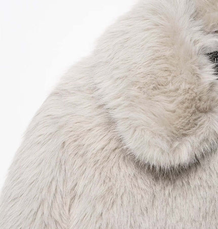 Close-up of the cozy texture of the Faux Fur Zipper Coat – Elegant Fit showcasing its luxurious collar.