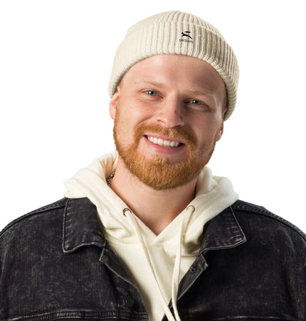 Grozavu beanie worn by a man in a smiley portrait, featuring a thick ribbed knit for warmth and style.