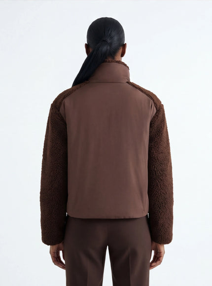 Abbigliamento Dinamico – da Materiale Sostenibile con Dettagli Raffinati