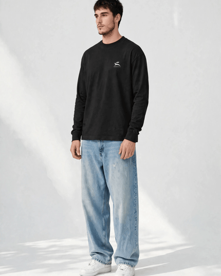 Three-quarter portrait of the black 220 g/m² long sleeve tee