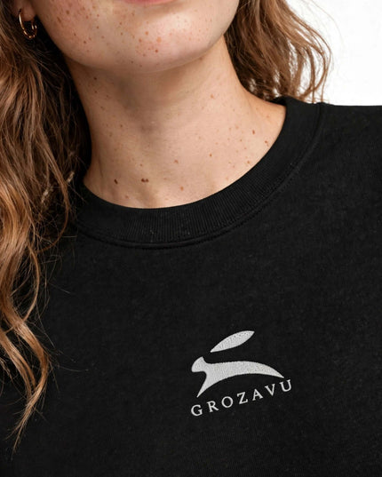 Embroidery macro on the black pure cotton crewneck