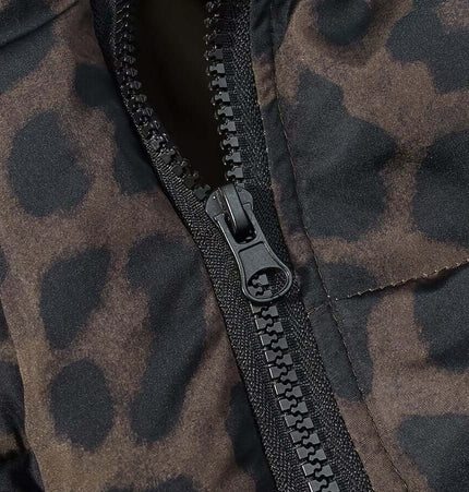 Close-up of the zipper detail on the Hooded Zipper Cotton Jacket featuring a classic leopard print design.