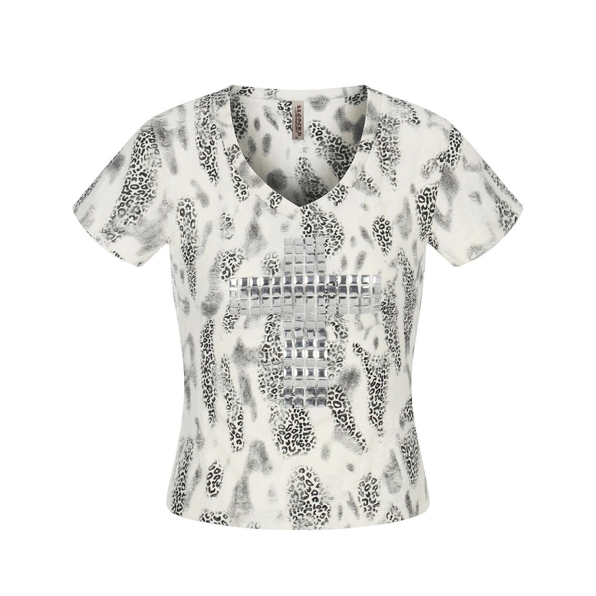 Iconic T-Shirt by Grozavu - Studio Focus (Pos 2)