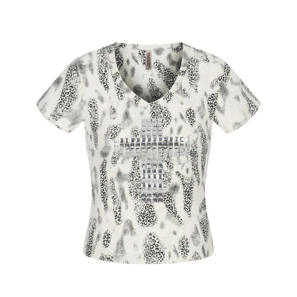 Iconic T-Shirt by Grozavu - Studio Focus (Pos 2)