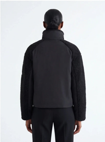 Abbigliamento Dinamico – da Materiale Sostenibile con Dettagli Raffinati