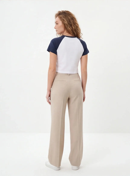 Minimalistisches Crop Top – aus dichtem Gewebe in limitierter Auflage