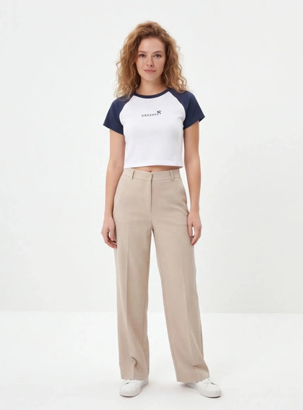 Minimalistisches Crop Top – aus dichtem Gewebe in limitierter Auflage