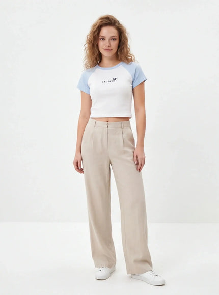 Minimalistisches Crop Top – aus dichtem Gewebe in limitierter Auflage