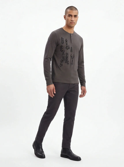 T-Shirt Avant-Garde – en Matériau Durable avec des Détails Raffinés
