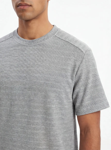 Avantgarde T-Shirt – mit seidenartigem Griff und architektonischem Design