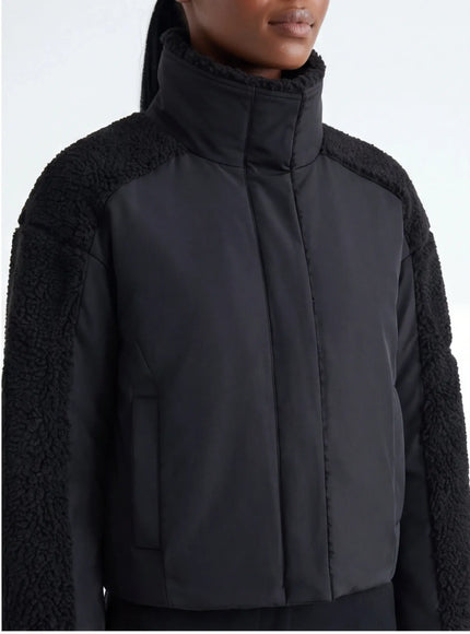 Abbigliamento Dinamico – da Materiale Sostenibile con Dettagli Raffinati