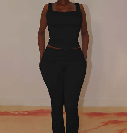 Pleated Vest Two-Piece Set – Loose Fit model wearing a black sleeveless vest and matching long pants.
