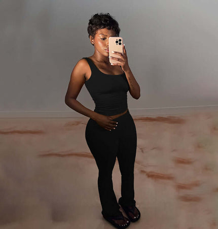 Pleated Vest Two-Piece Set – Loose Fit model wearing a black sleeveless top and matching pants for a sleek look.