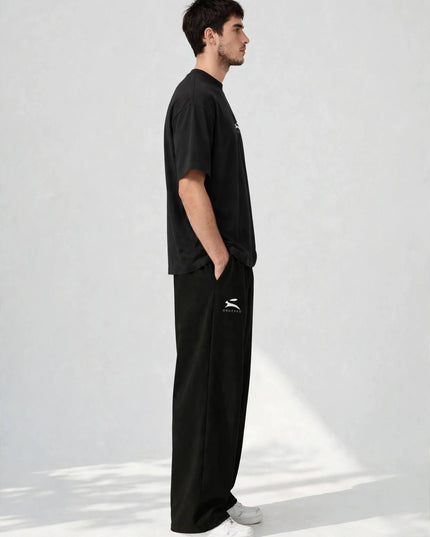 Side profile of the black 300 g/m² cotton stretch wide-leg pants