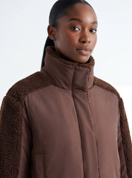 Abbigliamento Dinamico – da Materiale Sostenibile con Dettagli Raffinati