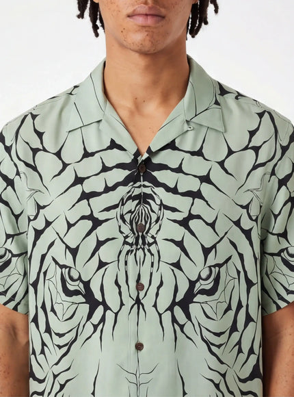 Camiseta Impecable – con un Toque Similar a la Seda para una Silueta Audaz