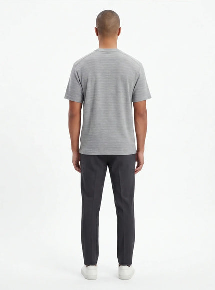 Avantgarde T-Shirt – mit seidenartigem Griff und architektonischem Design