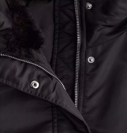 Close-up of the fabric and zipper details of the Retro Flight Jacket – Oversized in black, featuring a cozy hood.