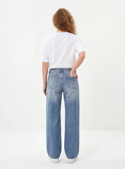 Jeans Elevados – con Textura Premium y Diseño Arquitectónico