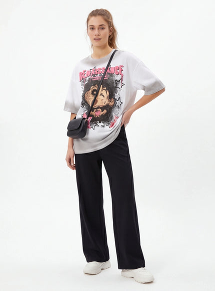 T-Shirt Oversized – con una Texture Fine e Design Architettonico