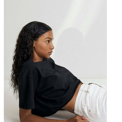 Sport Crop Cotton Top - Loose Fit - Black cropped top with round neckline, worn casually with white pants.