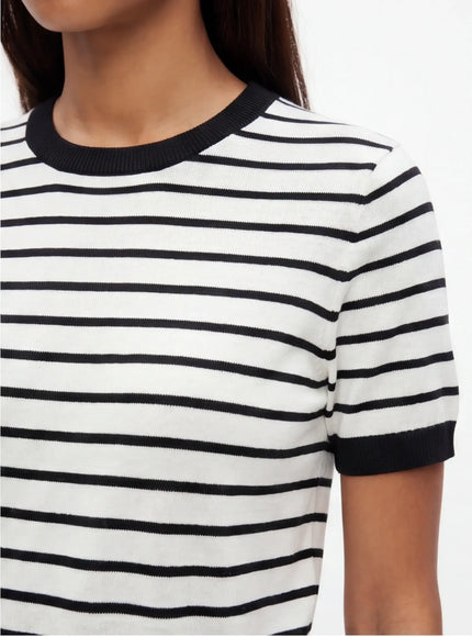Erhöhtes T-Shirt – aus hochwertigem Gewebe mit Streetwear-Attitüde