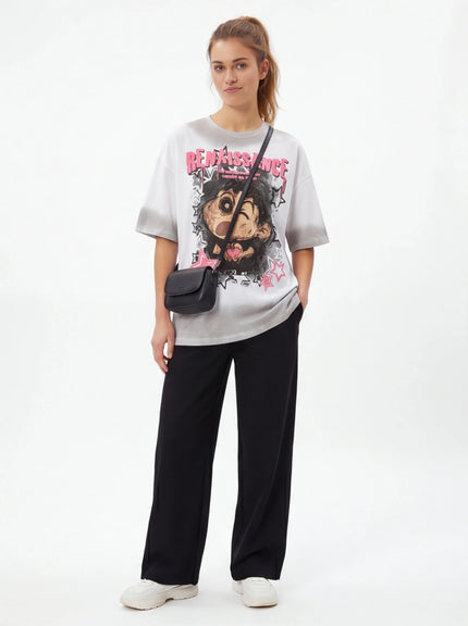 T-Shirt Oversized – con una Texture Fine e Design Architettonico