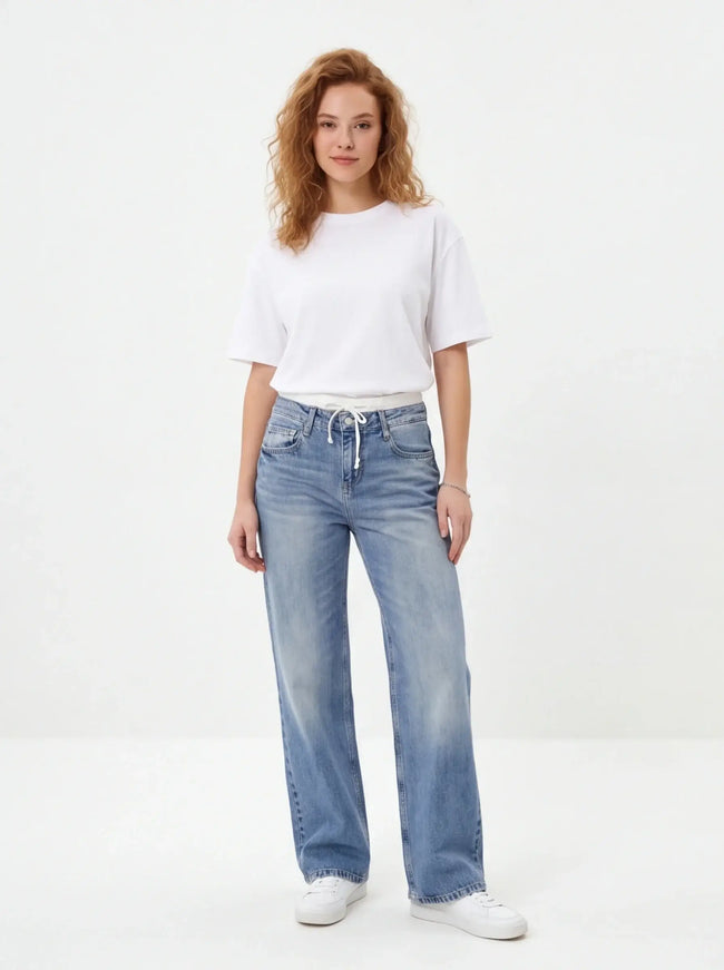 Erhöhte Jeans – mit hochwertiger Textur und architektonischem Design