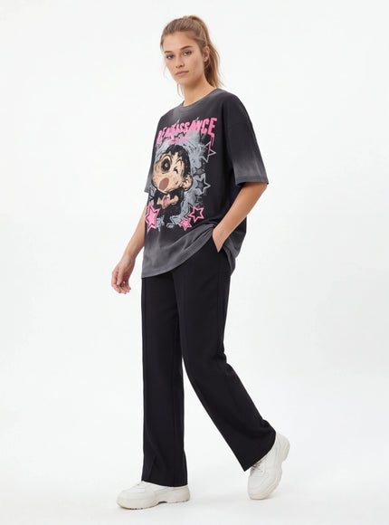 T-Shirt Oversized – con una Texture Fine e Design Architettonico