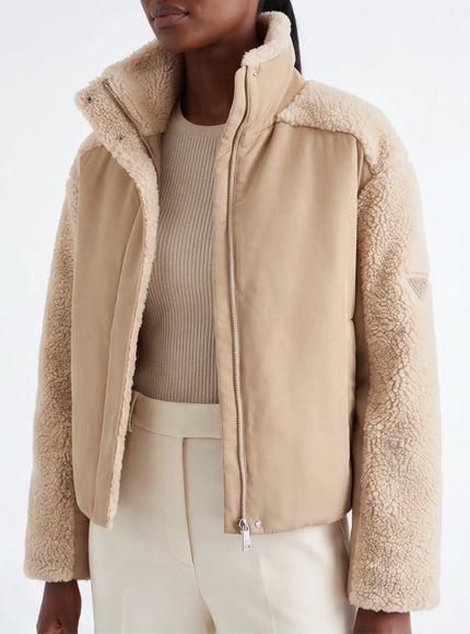 Abbigliamento Dinamico – da Materiale Sostenibile con Dettagli Raffinati