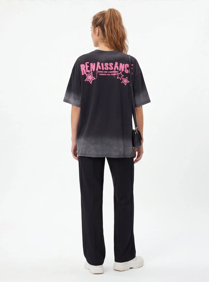 T-Shirt Oversized – con una Texture Fine e Design Architettonico